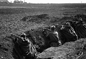 Бойцы Сталинградского фронта готовятся к отражению атаки
